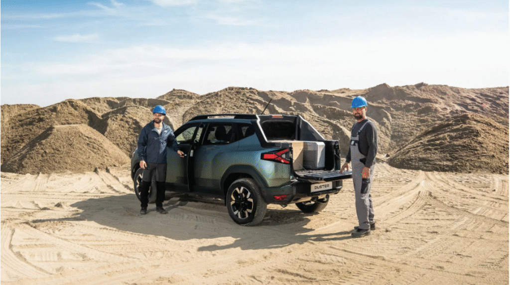 Doi bărbați cu căști albastre pe cap prezintă noul model Dacia Pick-UP, august 2025