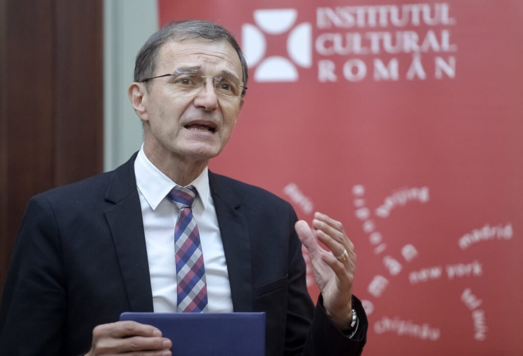 Elevii de liceu vor studia din nou „Istoria Românilor” / Decizia ministrului Educației, Daniel David Elevii de liceu vor studia din nou „Istoria Românilor” / Decizia ministrului Educației, Daniel David