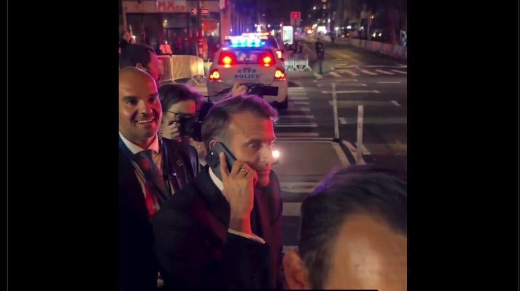 Emmanuel Macron vorbește la telefon cu Donald Trump în timp ce este blocat pe o stradă din New York Captură X/ Brut