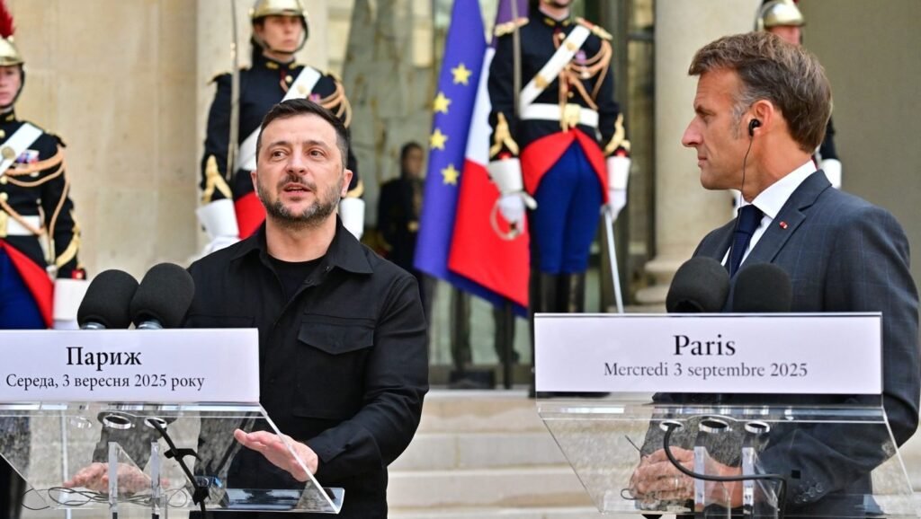Volodimir Zelenski (stânga), primit la Palatul Elysee de către Emmanuel Macron Foto: Profimedia