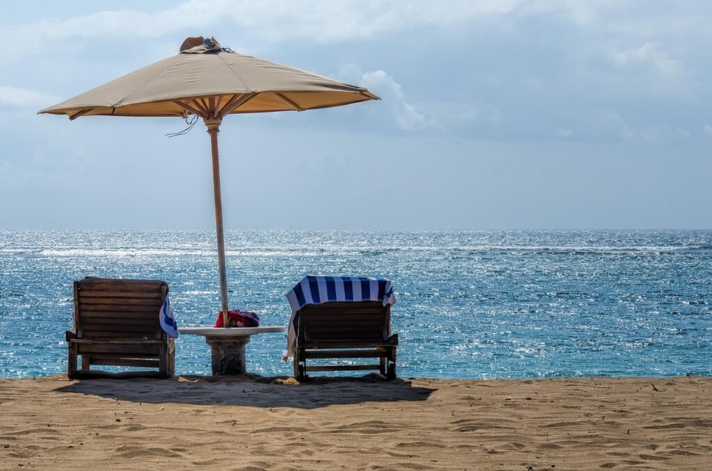 Exclusiv Reforma pe hârtie: Bolojan cere tăieri, dar angajații primăriilor continuă formarea profesională în hoteluri de lux, la mare și la munte