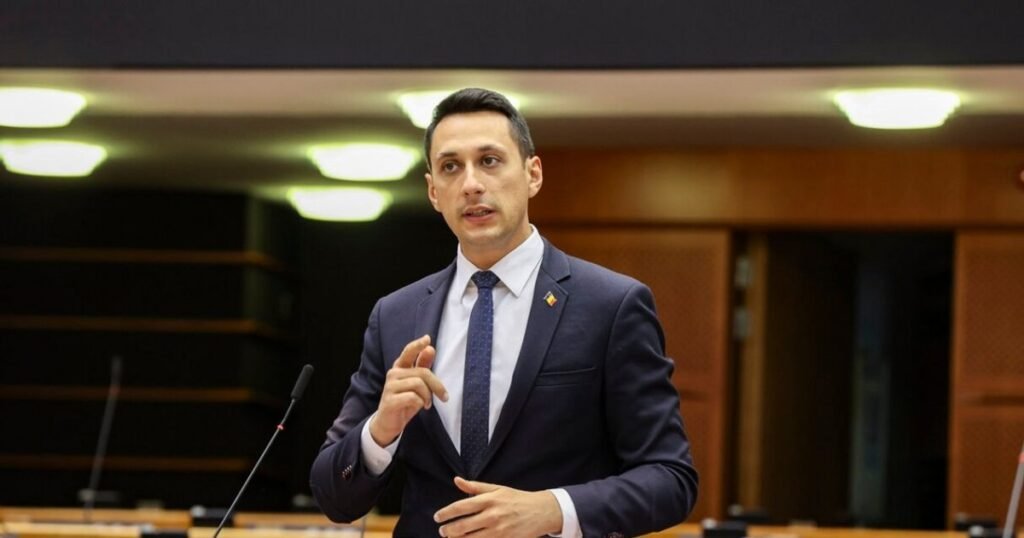 Fostul europarlamentar Vlad Gheorghe solicită retragerea statutului de utilitate publică al fundației lui Năstase după fotografiile cu Putin