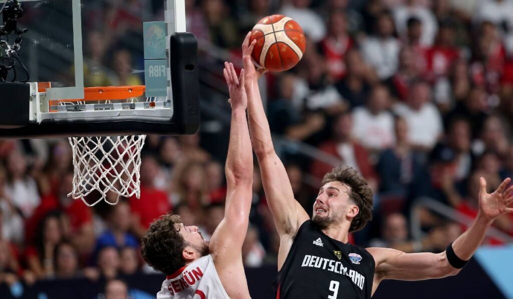 Franz Wagner (dreapta) și Alperen Senguen din Turcia se luptă pentru minge în timpul meciului de baschet final FIBA ​​EuroBasket 2025 dintre Turcia și Germania, de la Riga.