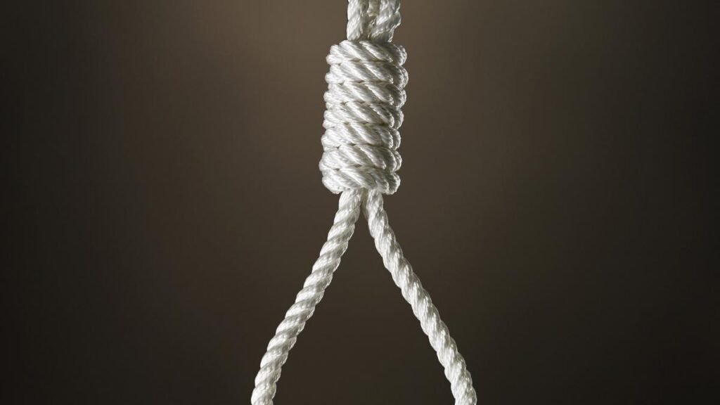 Gest extrem! Un bărbat s-a spânzurat de un copac în apropierea fermei pe care o avea