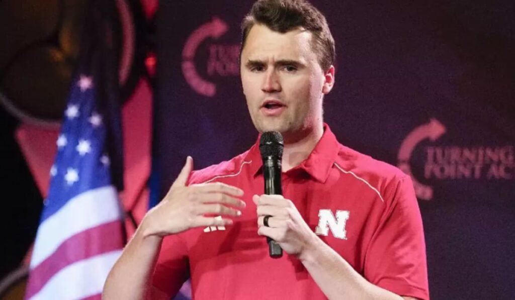 Gestul făcut de senatorii români, în memoria activistului conservator Charlie Kirk Charlie Kirk în timp ce ținea un discurs