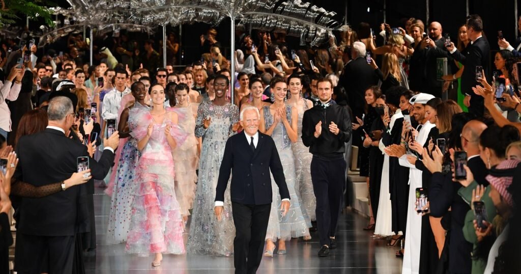 Giorgio Armani a murit. Legendarul designer a revoluționat moda pentru totdeauna