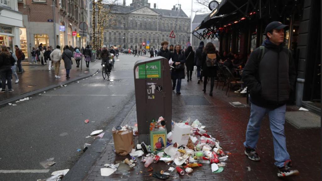 Gunoiul atrage mai mult gunoi Gunoiul atrage mai mult gunoi