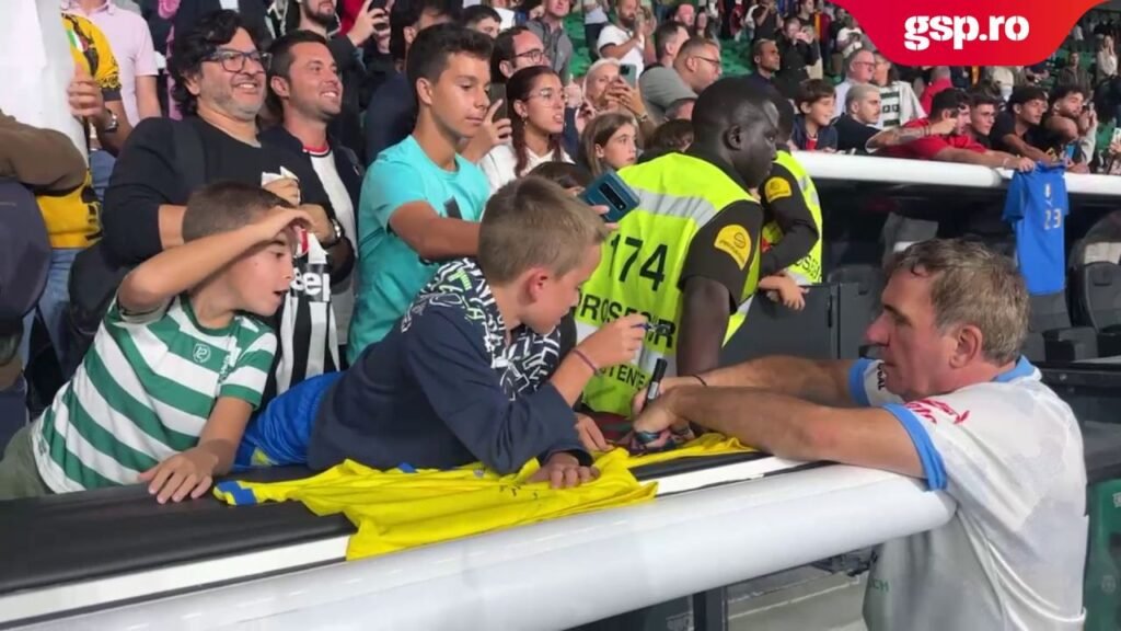 Hagi a oferit autografe celor mici la sfârșitul meciului