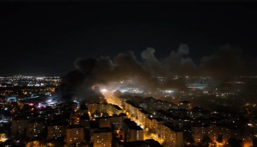Incendiu cu degajări mari de fum în Sectorul 2. Ministerul Mediului anunță depășiri semnificative ale concentrațiilor de particule / Recomandările Ministerului Sănătății