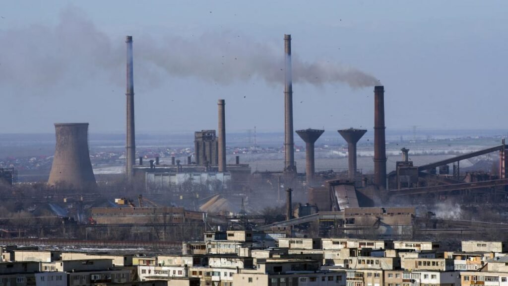 Industria României se prăbușește. Uzinele se închid. Zeci de mii de angajați își pierd locurile de muncă
