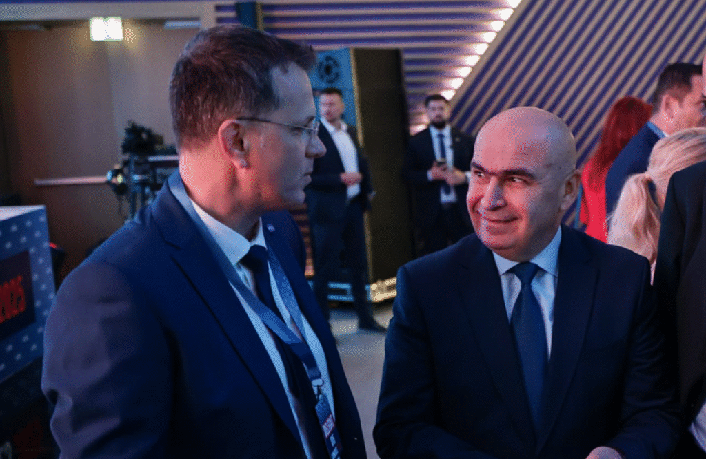 Ilie Bolojan discută cu Ionuț Moșteanu la Congresul USR, iulie 2025