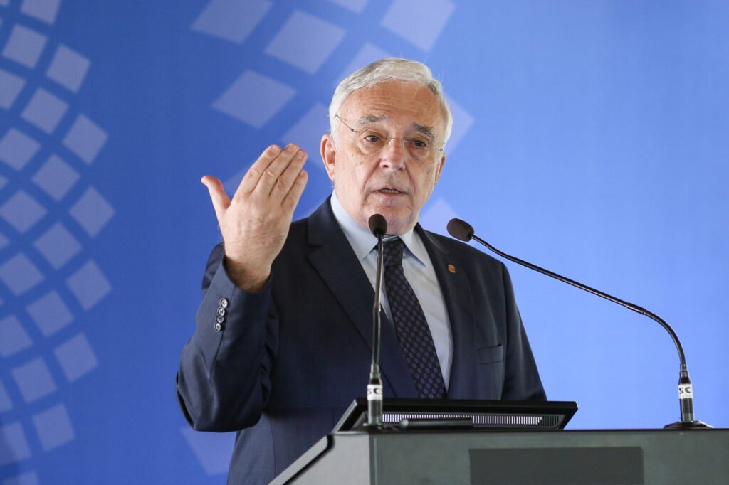 Isărescu avertizează: Dacă nu avem securitate cibernetică, ne termină rușii. Ne blochează plățile în trei zile