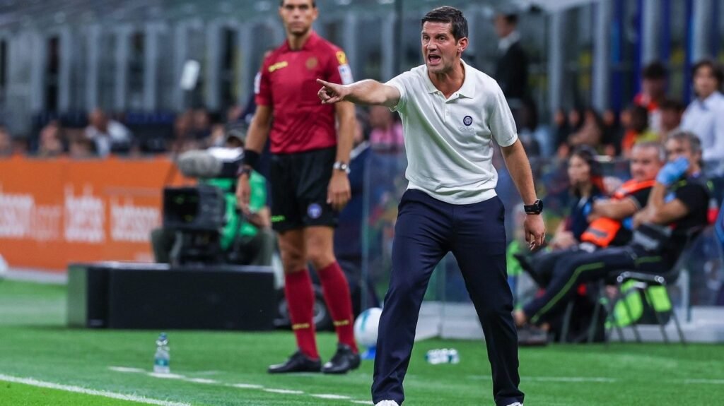 Cristi Chivu dă indicații de pe marginea terenului în timpul unei partide din Serie A, septembrie 2025