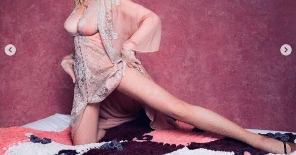 La 67 de ani, Madonna își uimește fanii cu o ședinţă foto îndrăzneață, într-o rochie transparentă din dantelă, și cu un anunţ-surpriză