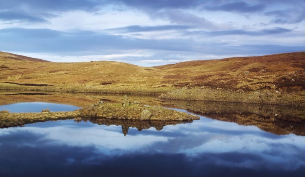 Lacul Loughareema din comitatul Antrim, Irlanda de Nord