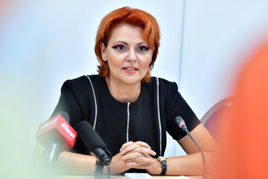 Primărița Craiovei, Olguta Vasilescu, îmbrăcată cu o bluză neagră, vorbește în fața microfoanelor la o conferință de presă