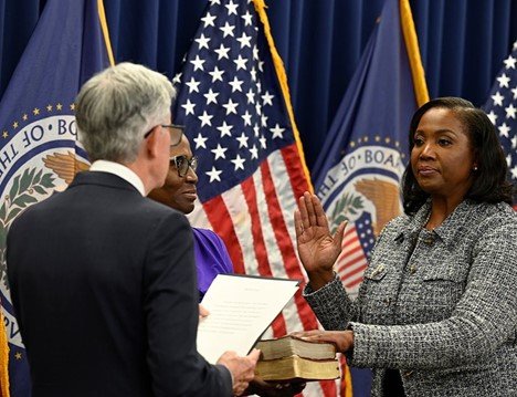 Lisa Cook rămâne guvernator FED după decizia instanței, în ciuda eforturilor lui Trump de a o demite Lisa Cook rămâne guvernator FED după decizia instanței, în ciuda eforturilor lui Trump de a o demite