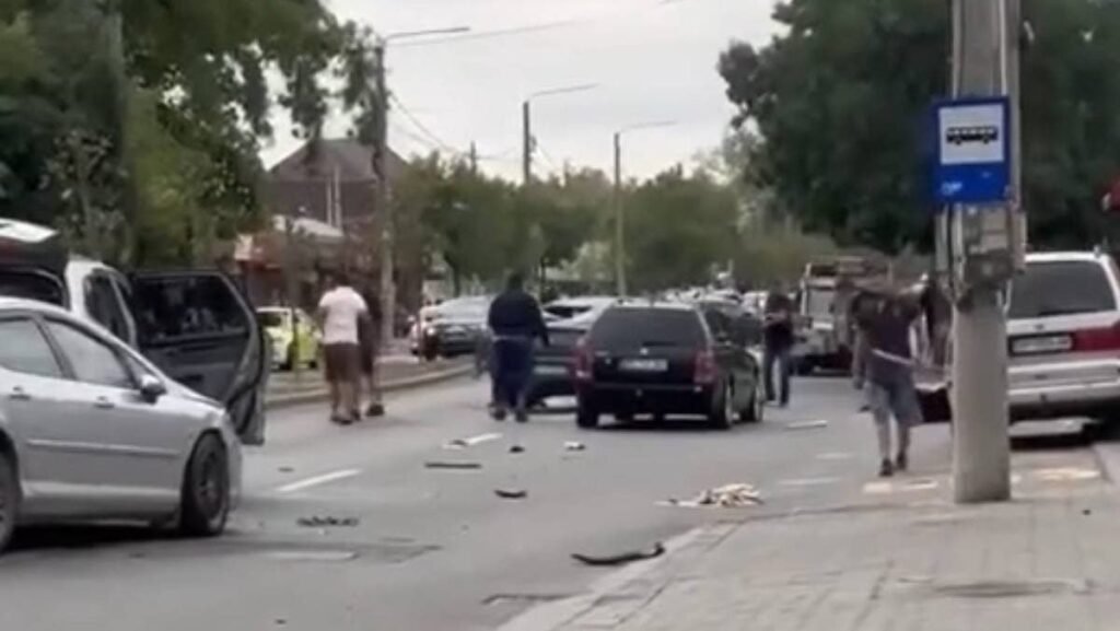Măcelul din Craiova ar fi pornit de la o o fată Imagini cu mai multe mașini oprite pe o stradă din Craiova, în timpul bătăii de sâmbătă, 13 septembrie 2025. În fotografie apar mai mulți oameni