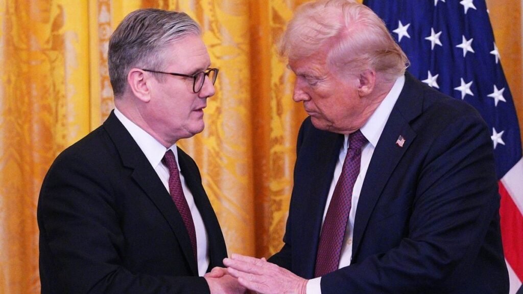 Donld Trump dă mâna cu Keir Starmer și pare că încearcă să-l liniștească pe premierul britanic, februarie 2025