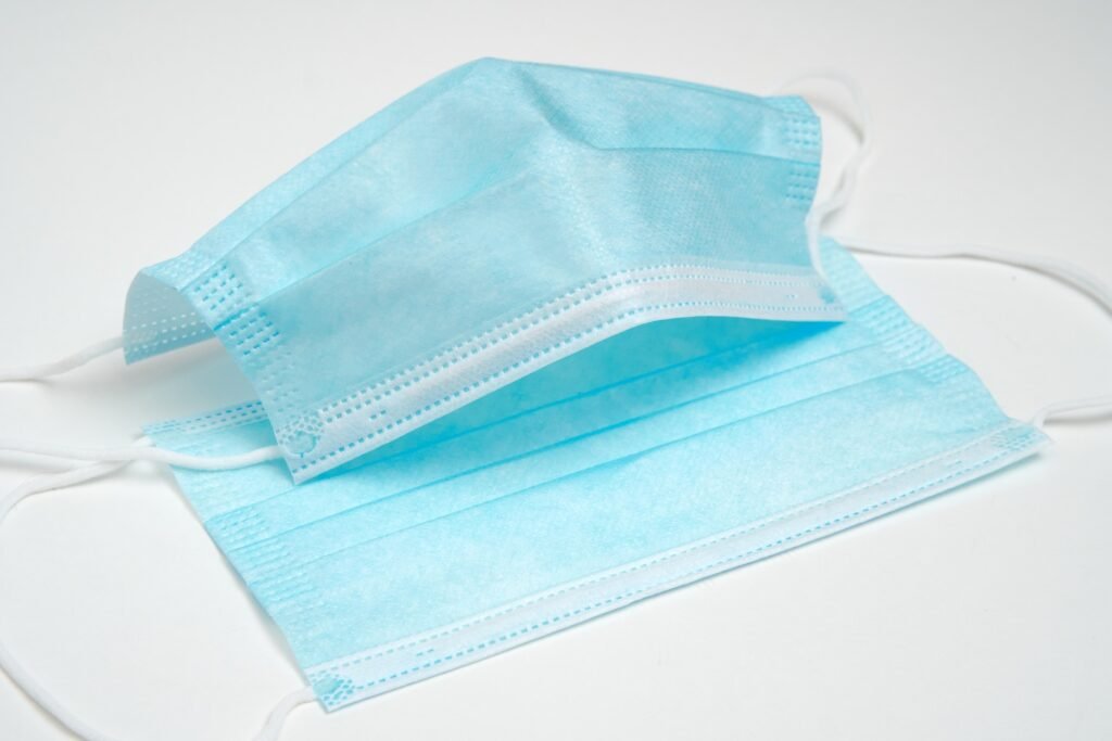 Măștile din era Covid se transformă în bombe cu ceas pentru sănătatea noastră și a planetei