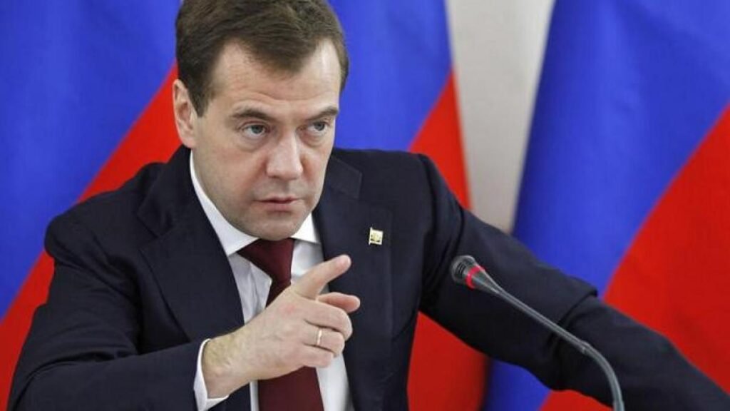 Medvedev „gură spartă”, decorat de ziua lui de către Putin