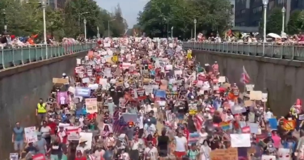 Mii de oameni au mărșăluit la Washington împotriva deciziei lui Trump de a trimite trupe federale