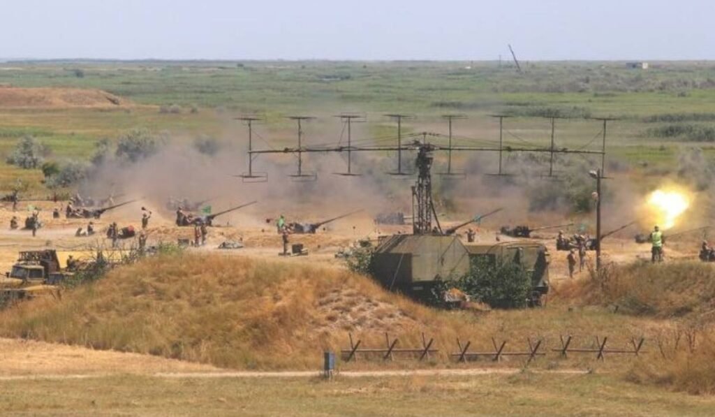 Tehnică militară NATO, în timpul unui exercițiu în România, tancurile efectuează lansări de rachete și soldații acționează în jurul lor, într-unul dintre poligoanele militare din țară