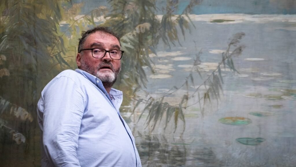 Imagine cu Frederic Pechier, medicul acuzat că a otrăvit 30 de pacienți. Poartă o cămașă albastru deschis și ochelari de vedere