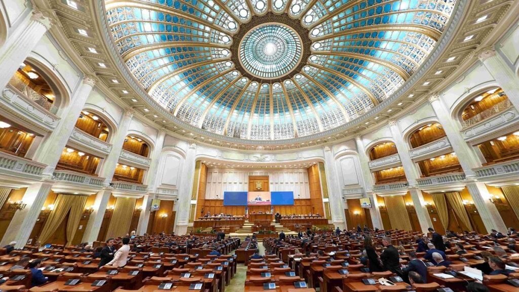 O femeie care avea șase cuțite a încercat să intre în Parlament, la invitația AUR!