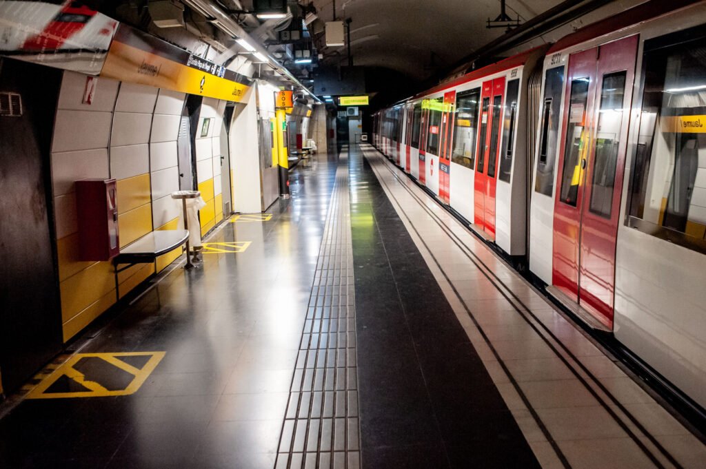 O sută de ani de istorie a rețelei de transport. Barcelona deschide publicului, pentru prima dată în istorie, „stațiile fantomă” ale metroului O sută de ani de istorie a rețelei de transport. Barcelona deschide publicului, pentru prima dată în istorie, „stațiile fantomă” ale metroului