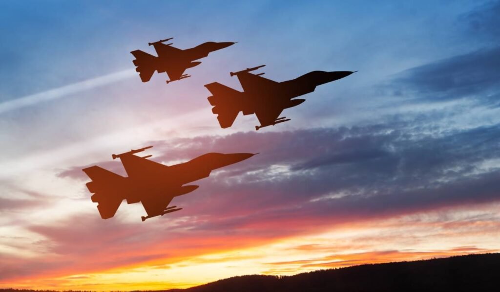 Trei avioane de luptă pe cer, în timp ce survolează într-o misiune de recunoaștere