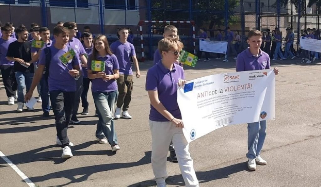 Elevi îmbrăcați în tricouri polo mov protestează împotriva violenței în școli