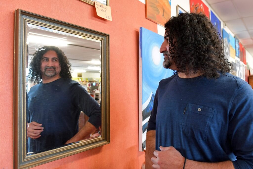 Omar bin Laden în fața oglinzii, în atelierul său