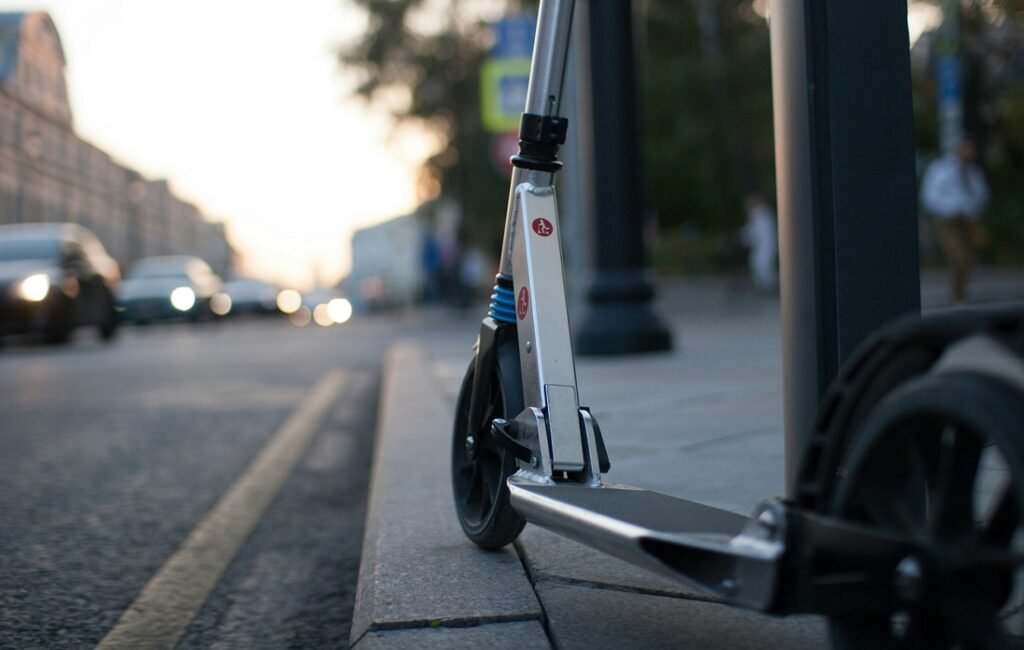 Orașul din România care interzice trotinetele electrice de închiriat, după moartea unui băiat de 15 ani