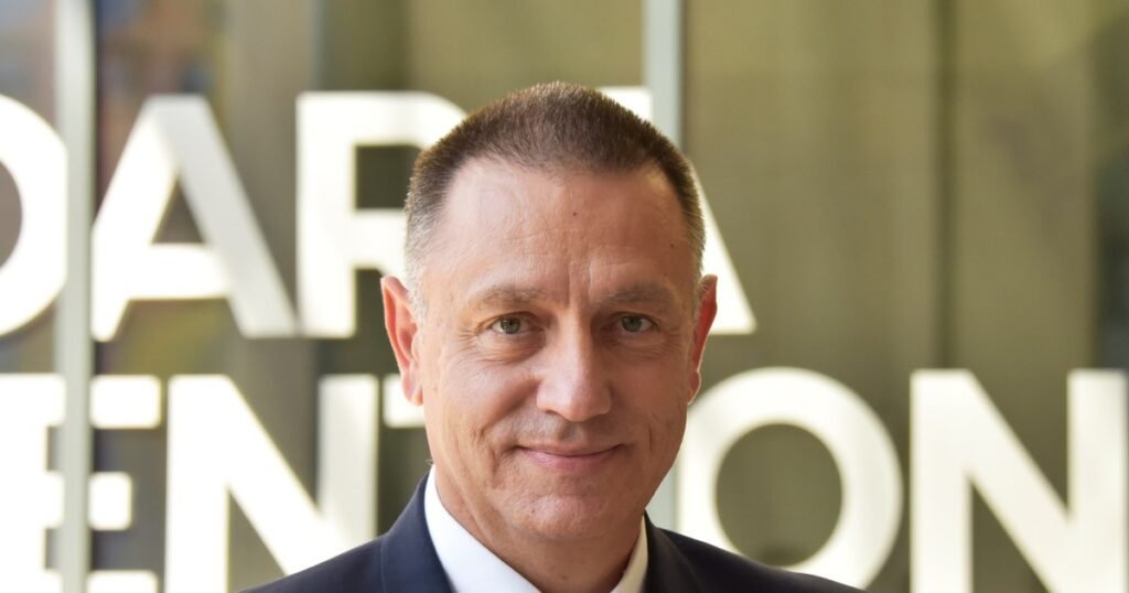 Fifor critică „austeritatea de Bihor pe pâine”: „România merge cu capul în zid” PSD continuă să atace premierul. Mihai Fifor îl acuză pe Bolojan că „vrea să bulverseze” administraţia publică locală, „aşa cum a procedat și în Educaţie”