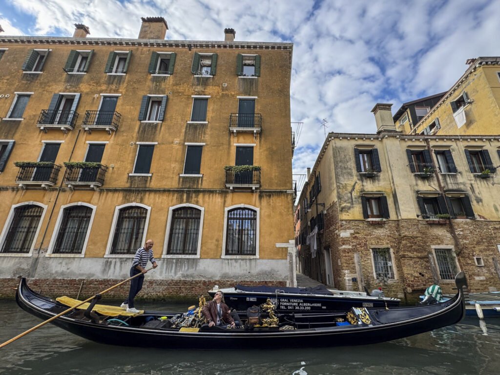 Părinții amendați după ce copiii au jucat fotbal în piața publică