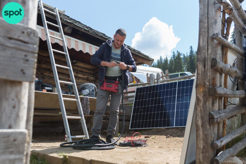 Picătura de lumină: 71 de gospodării izolate au fost electrificate de AEI. Guvernul vrea hub energetic regional, dar lasă mii de copii la lumânare (Foto)