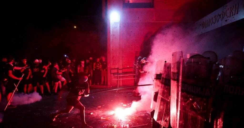 Poliția din Serbia a folosit gaze lacrimogene împotriva protestatarilor la Novi Sad Poliția din Serbia a folosit gaze lacrimogene împotriva protestatarilor la Novi Sad