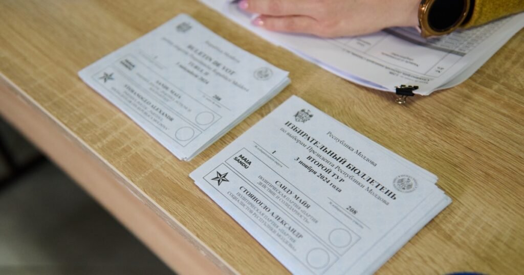 Polițiștii din Iași au găsit într-un hotel mai multe persoane care sunau în R. Moldova pentru a influența alegătorii