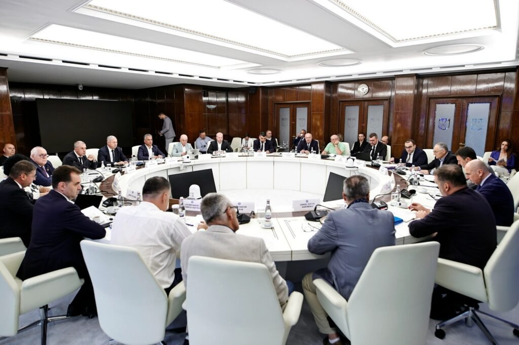 Primarii discută și la 3 noaptea despre reducerea posturilor. Bolojan: Să-și respecte alegătorii