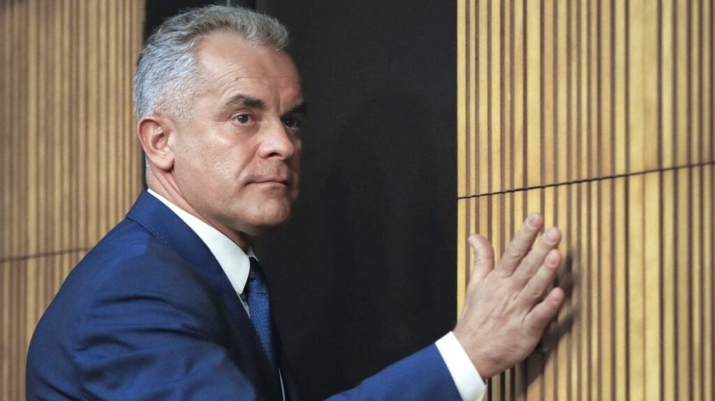 Vladimir Plahotniuc pleacă după ce a acordat o declarație de presă la Chișinău, Moldova, duminică, 24 februarie 2019.