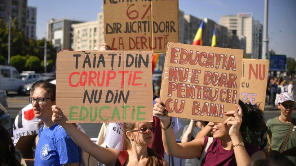 Profesorii, șocați după ce au aflat de la OCDE că au salarii prea mari Profesorii, șocați după ce au aflat de la OCDE că au salarii prea mari