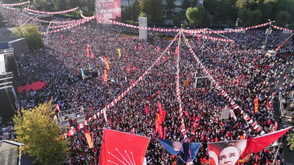 Proteste în Turcia: Zeci de mii de persoane, la o manifestație a opoziției la Ankara (Video) Proteste în Turcia: Zeci de mii de persoane, la o manifestație a opoziției la Ankara (Video)