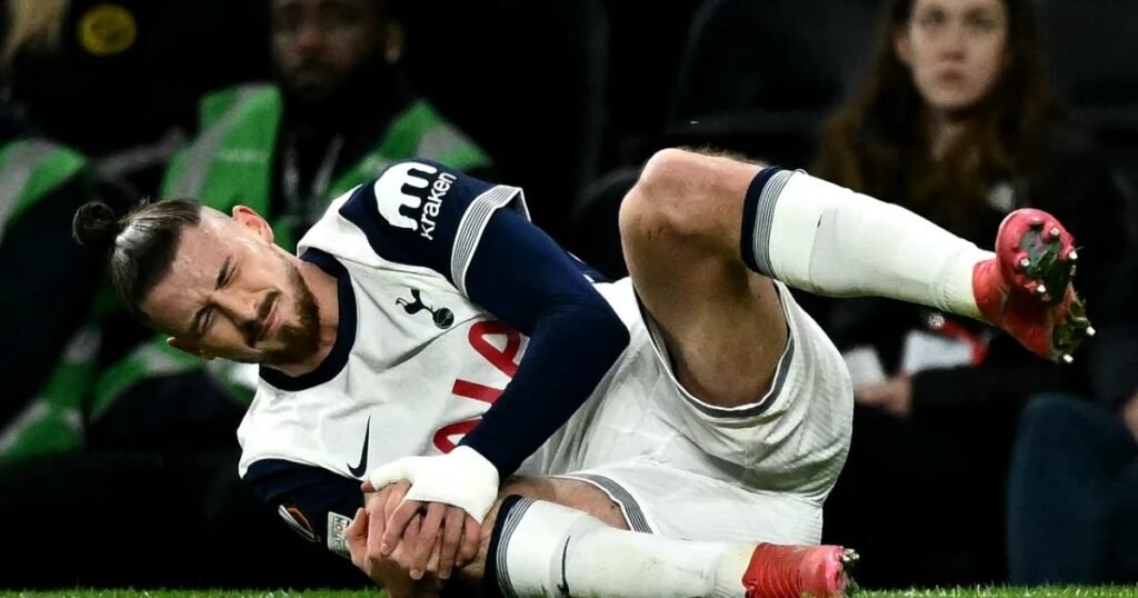 Radu Drăgușin, om de bază la națională, dar element de umplutură la Tottenham. Londonezii nu se bazează pe român