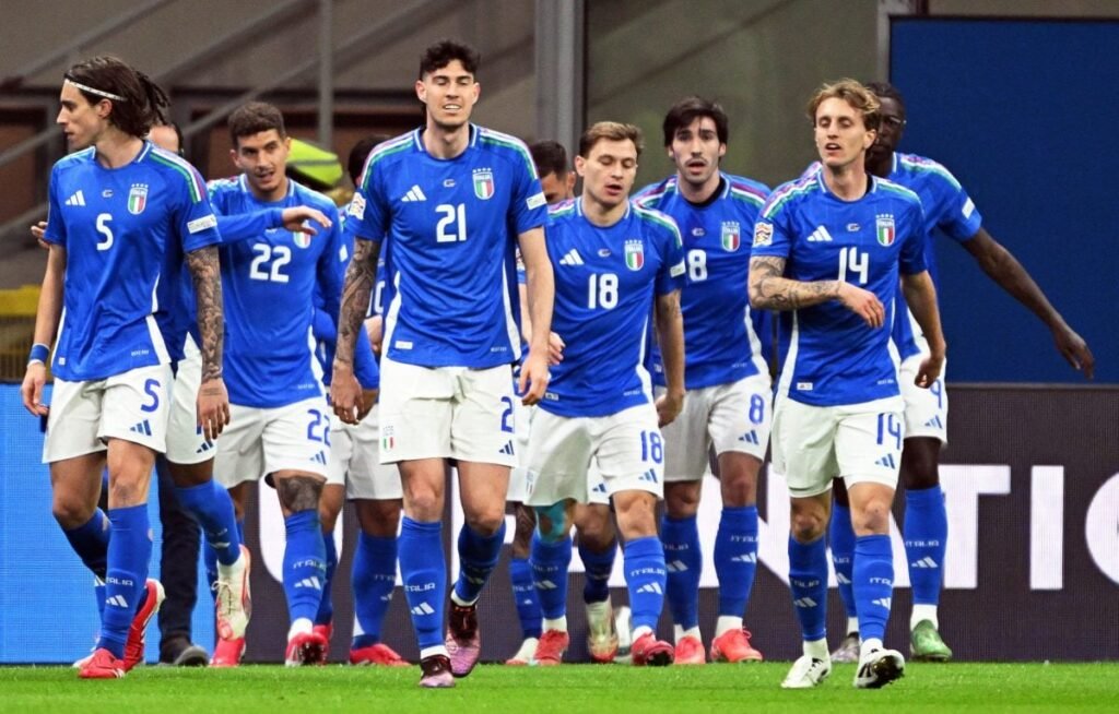 Nationala italiei intr-un meci de nations league, imbracati in tricouri albastre