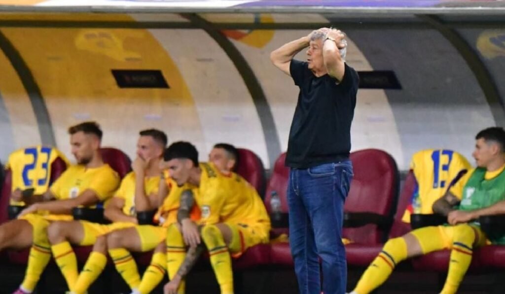 Mircea Lucescu isi pune mainile in cap pe banca tricolorilor. In dreapta si in stanga lui se vad jucatorii tricolori ingandurati dupa partida pierduta cu 3-0 acasa in compania Canadei