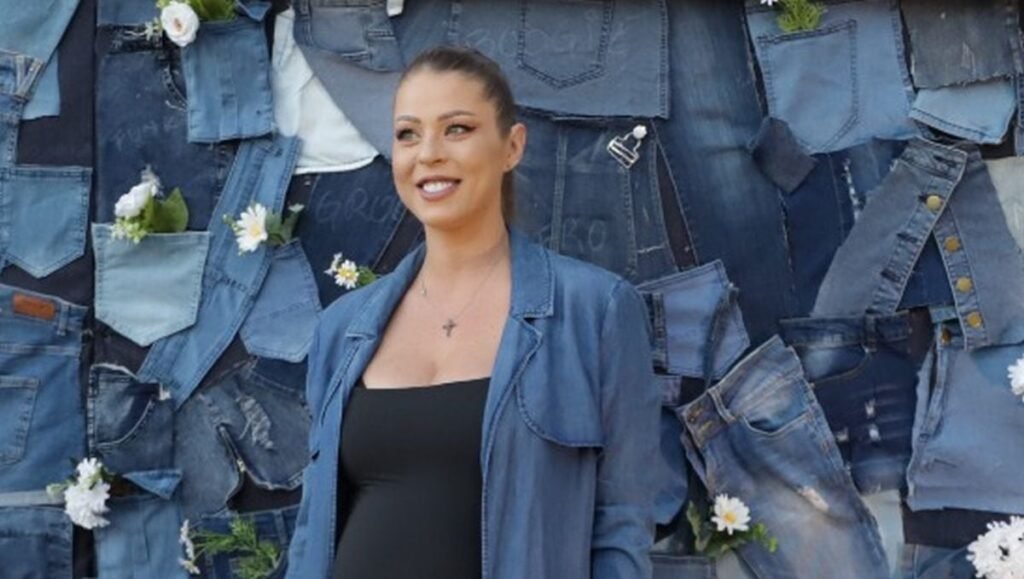 Roxana Nemeș se pregătește să nască gemenii. Imagini cu vedeta în ultima lună de sarcină. „Iubiții mei mă vor face în curând mămică”