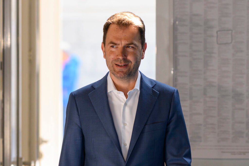 Să scoatem mafioții din instituții și să aducem respect pentru oameni