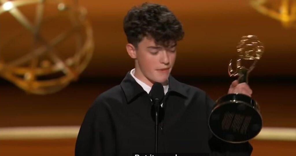 Serialul „Adolescence” a dominat Premiile Emmy 2025. La doar 15 ani, Owen Cooper a devenit cel mai tânăr laureat al galei. „Acum trei ani eram un nimeni”