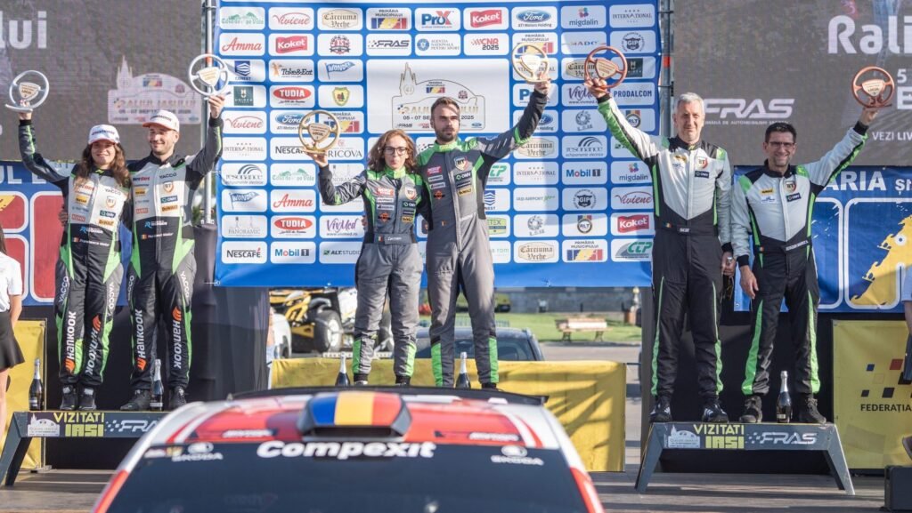 Simone Tempestini scrie istorie la Raliul Iașului câștigând pentru a șasea oară și făcând un pas spre al zecelea titlu Simone Tempestini. in costum de pilot de cursa, sarbatoreste castigarea cursei pe prima treapta a podiumului
